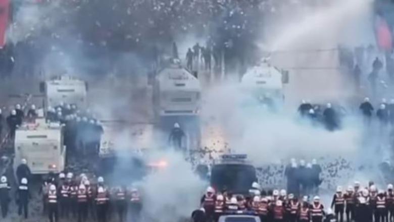 Protestuesit qëllojnë me gurë, policia i përgjigjet me autobotë uji! Balla publikon pamjet e përplasjes: Po mbrojmë Shqipërinë nga kaosi