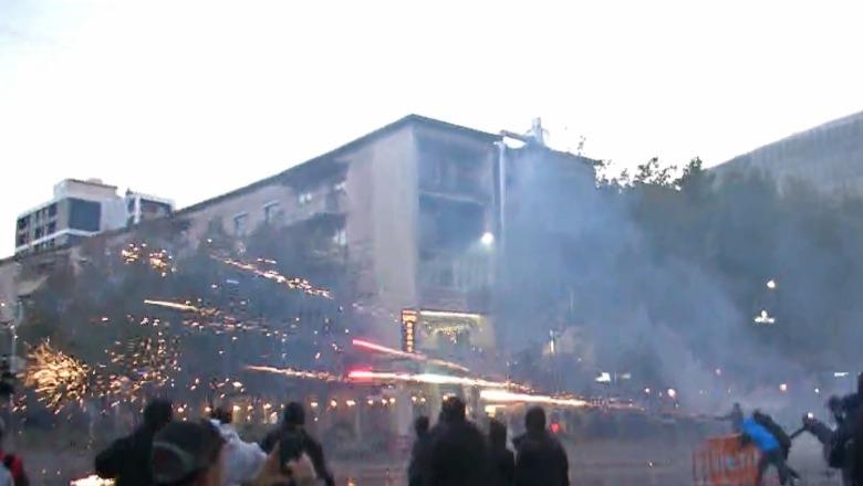 Protestuesit nuk ndalin aktet e dhunës, breshëri fishekzjarrësh ndaj efektivëve (VIDEO)