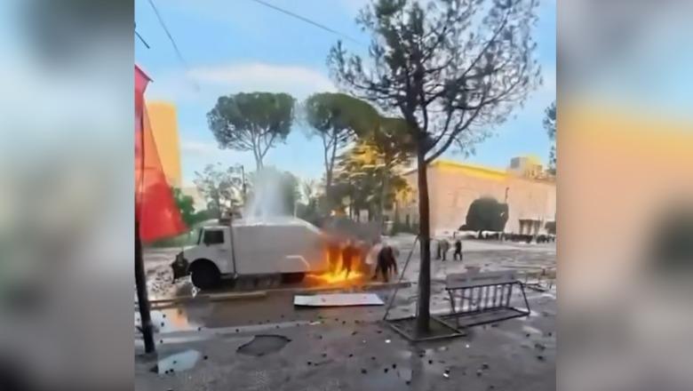 Balla publikon pamjet, protestuesit sulmojnë me molotov efektivët dhe autobotin e ujit! Policët mes flakëve