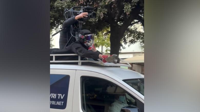 Televizioni i familjes Berisha ‘taksi falas’ për protestuesit, i maskuari ‘shëtit’ mbi makinën e Syri Tv (VIDEO)