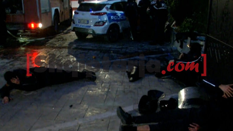 Të shtrirë në tokë disa efektivë policie të lënduar pasi protestuesit i vendosën flakën Komisariatit nr.3