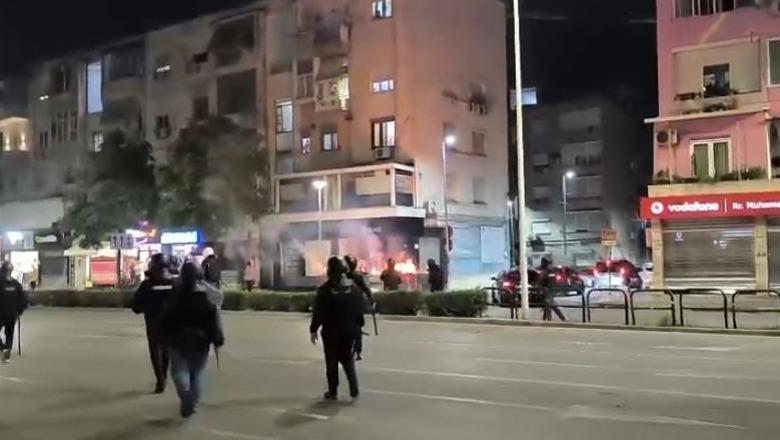 Protestuesit vijojnë me aktet e vandale, i vënë flakën koshave te '21 Dhjetori' (VIDEO)