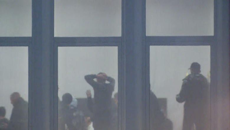 Protestuesit e maskuar futen brenda selisë së PD, policia shoqëron disa prej tyre! Bozdo: Kanë hedhur gaz lotsjellës brenda godinës, helmuan njerëzit