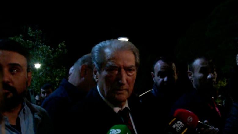 Protestues me maska në selinë e PD, Berisha i merr në mbrojtje: PD strehë për çdo të mitur që përndiqet nga policia