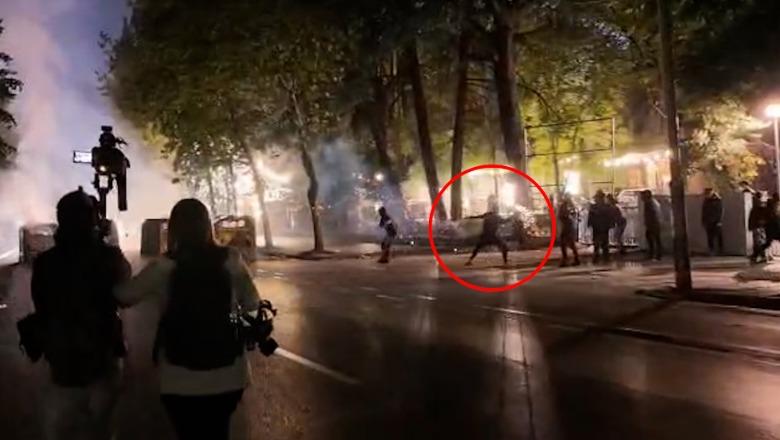 Protestuesit me maska sulme me molotovë nga oborri i PD, Berisha i strehon në seli: Do i mbrojmë! Policia: U futën për t’i shpëtuar kapjes (VIDEO)