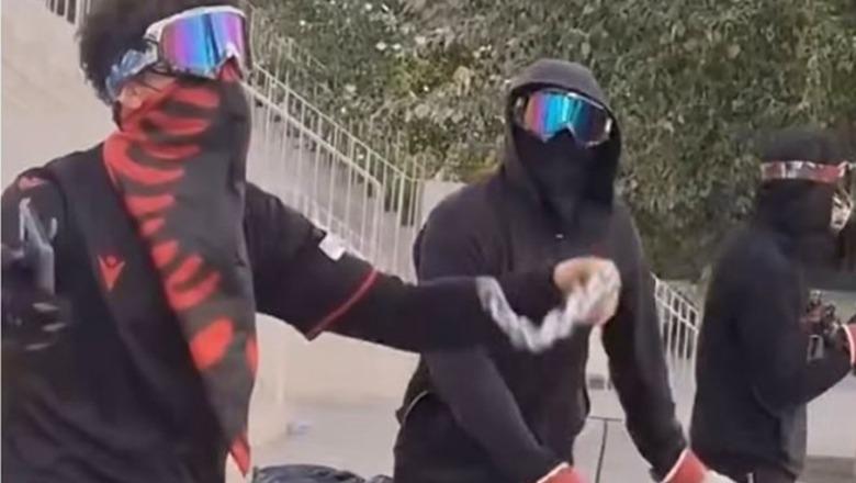 Protestat e dhunshme në Tiranë, të rinjtë kërcejnë para policisë mes kaosit te Bulevardi