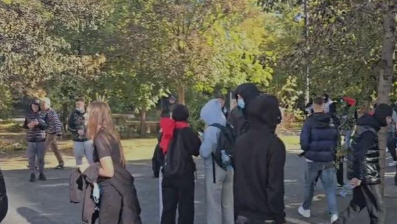 Vijon marshimi i protestuesve në Tiranë, policia kontrolle në sheshin 