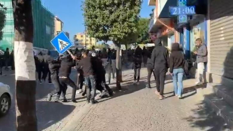 Vijon marshimi i protestuesve në Lezhë, dëmtojnë sinjalistikën rrugore! Tentojnë të futen në Bashki, pengohen nga policia