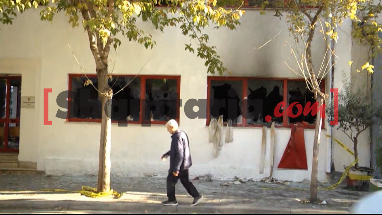  Xhama të thyer dhe shkatërrim në ambientet e brendshme, çfarë la pas sulmi me molotovë i protestuesve në Komisariatin nr.3! Riparohen edhe dëmet në selinë e PS