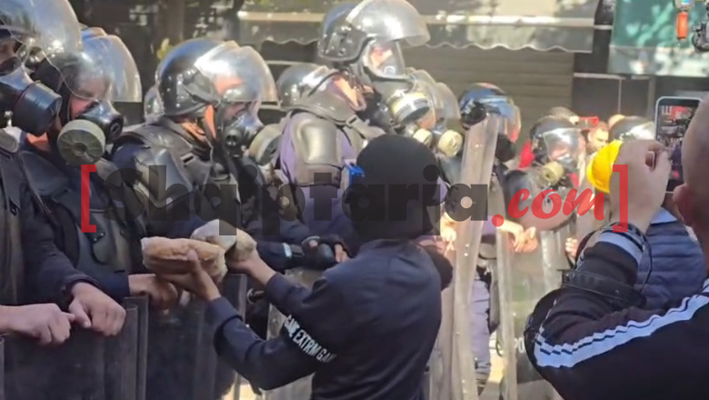 Para se të nisin sulmet me gurë, të rinjtë me maska u ofrojë sanduiçë policëve 
