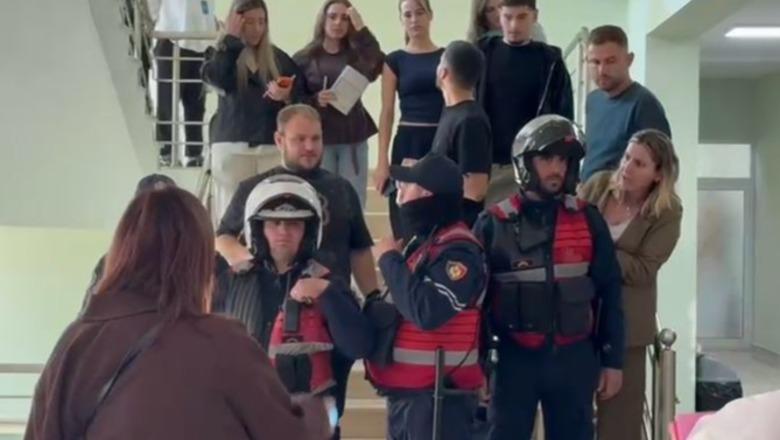 Vlorë/ Protestuesit hyjnë në Fakultetin e Shkencave të Natyrës, ndërhyjnë forcat “Shqiponja” 