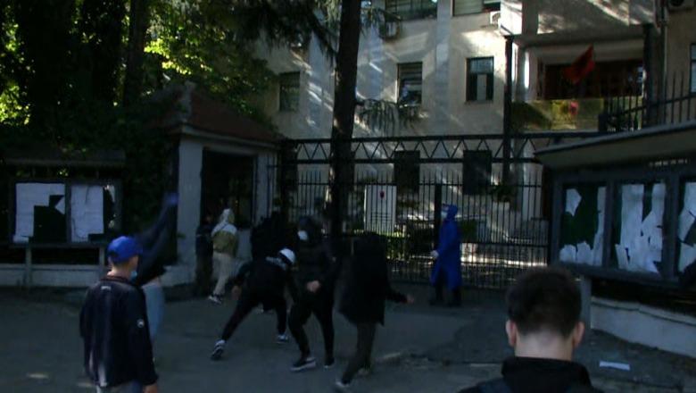 Sulmi te Gjykata e Apelit, në pranga 5 protestues, mes tyre edhe një i mitur! 15 në kërkim