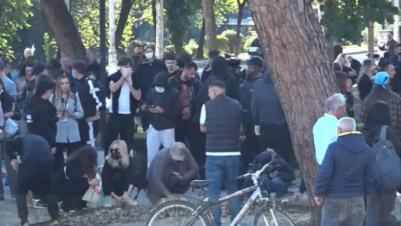 Protestuesit bëhen sërish gati për sulm, heqin pllakat e trotuarit te parku 'Rinia'
