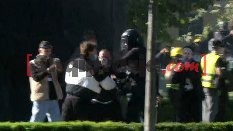 Protestuesit sulme te blloku i ministrive, policia nis me shoqërimet