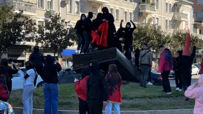 Të maskuarit e vandalizuan, Shalsi për monumentin e ‘Lahutës së Malcis’: Injorancë apo skenar? Si lufton për të ardhmen kur s’njeh krenaritë e vendit?