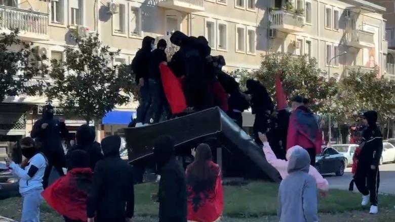 Protestuesit e maskuar përdhosin monumentin 'Lahuta e Malcis' në Lezhë! Pjerin Ndreu: Fali o Zot, se s’dinë ç’bëjnë! (VIDEO)