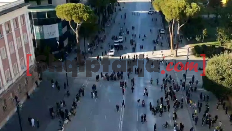 Pamje me dron/ Zvogëlohet numri i protestuesve në sheshin para kryeministrisë