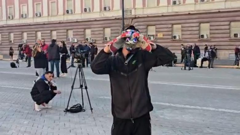 Zemra e puthje nga sheshi para kryeministrisë, protestuesi i maskuar dërgon mesazhe ‘paqeje’