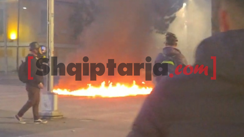 Protestuesit largohen nga bulevardi, nisin marshimin! Vënë zjarre në rrugë dhe hedhin fishekzjarre