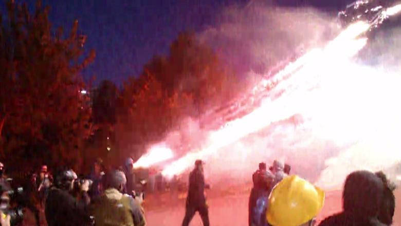 ‘Skenë lufte’ në Tiranë, protestuesit e dhunshëm zbrazin breshëri fishekzjarrësh dhe molotovësh në drejtim të efektivëve të Policisë pranë Ministrisë së Brendshme