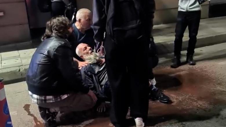 Protesta e dhunshme në Tiranë, i moshuari në Rrugën e Barrikadave humb ndjenjat! Disa persona i vijnë në ndihmë