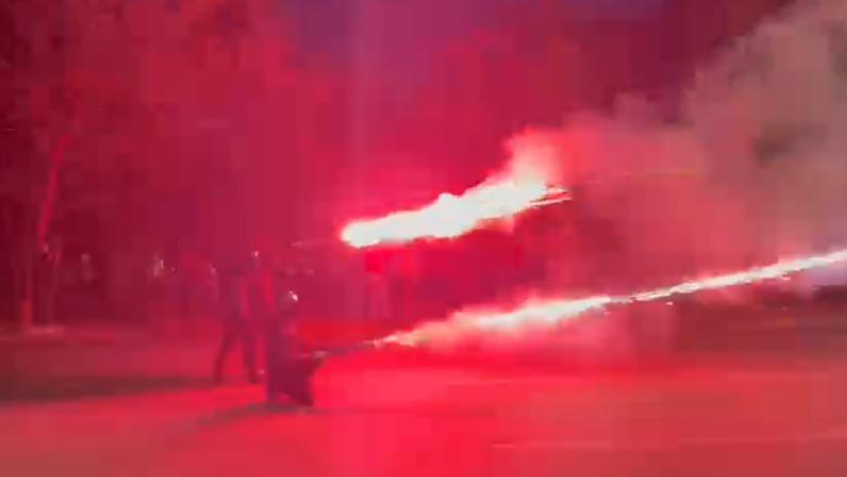 ‘Skenë lufte’ në Tiranë, protestuesit e dhunshëm zbrazin breshëri fishekzjarrësh dhe molotovësh në drejtim të efektivëve të Policisë pranë Sheshit Skënderbej (VIDEO)