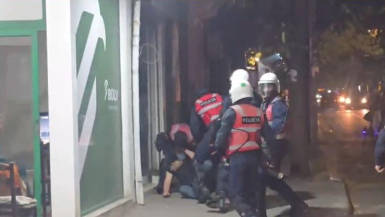 Policia ndjek protestuesit nëpër rrugët e Tiranës, njërin e qëllojnë me shkopinj gome