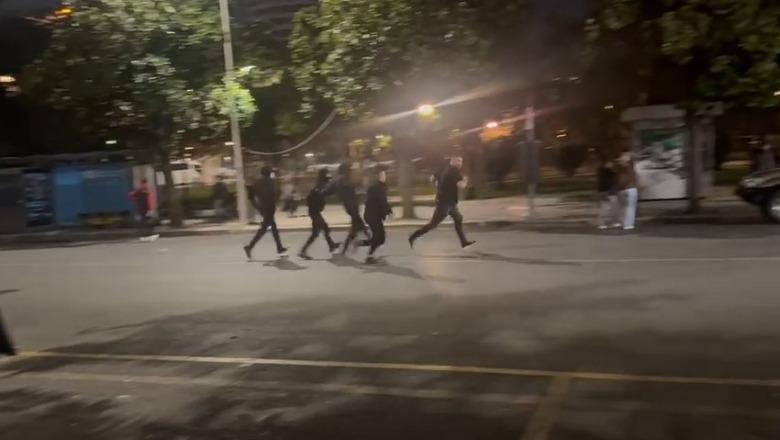 Incident mes protestuesve, menduan se ishte civil, i vihen pas dhe e sulmojnë