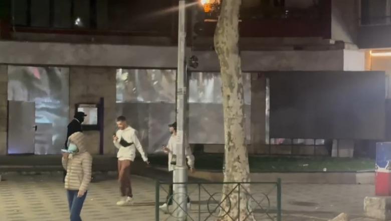 U sulmua nga protestuesit, masa të shtuara sigurie në filialin bankar! Rrethim me veshje metalike dhe punonjës të policisë private