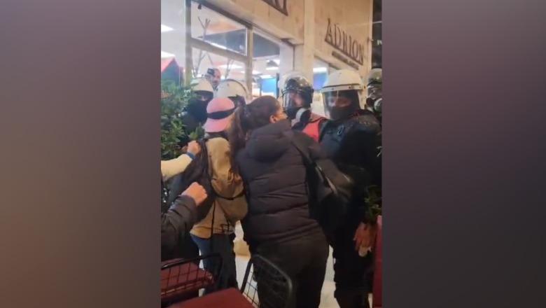 Protesta e dhunshme/ Efektivi kërkon të shoqërojë të miturin te ‘Opera’, e ndalojnë disa gra