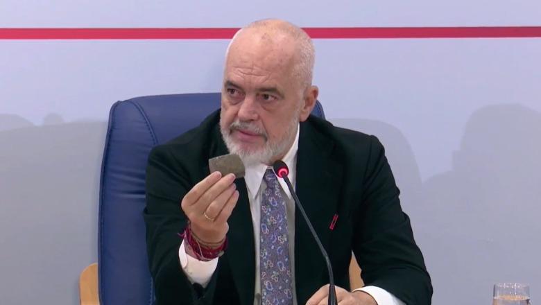 Kryeministri Rama viziton Ministrinë e Arsimit pas sulmeve të protestuesve të dhunshëm: Guri që kam në dorë, një armë që mund të shkaktojë tragjedi, kur përdoret mbi trupat e policëve