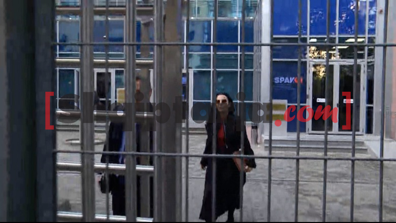 Nën hetim për korrupsion e pastrim parash/ Balluku paraqitet me avokatin në SPAK, prani e madhe e efektivëve të Policisë para Prokurorisë së Posaçme