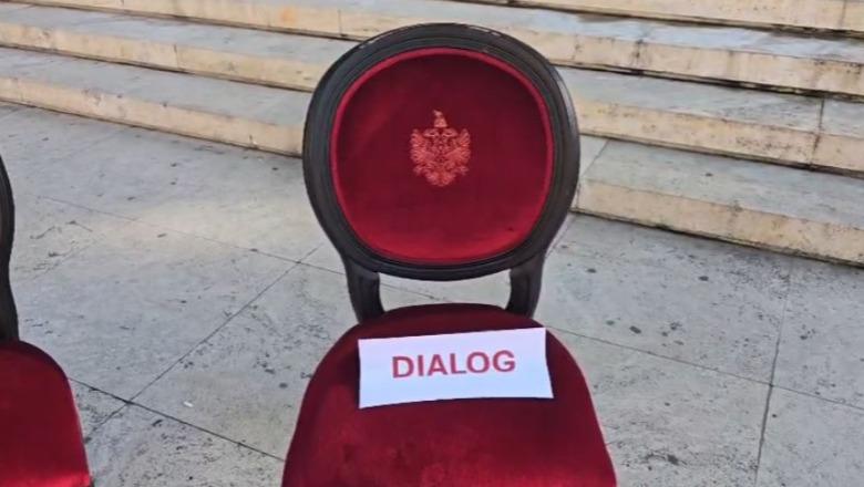 Protestat e dhunshme/ Rama bën thirrje për dialog, nxjerr karriget para Kryeministrisë! Protestuesit i përgjigjen me mesazhin: Jep dorëheqjen
