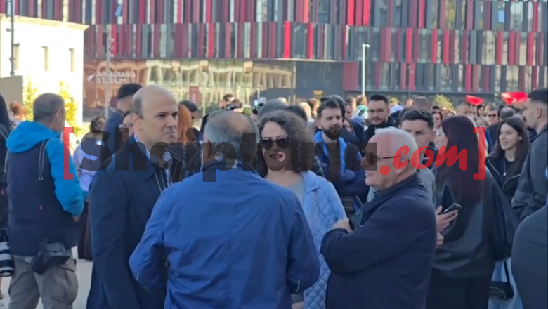 Një grup pedagogësh i bashkohen protestës, nuk mungon as dhëndri maltezi dhe vajza e Berishës