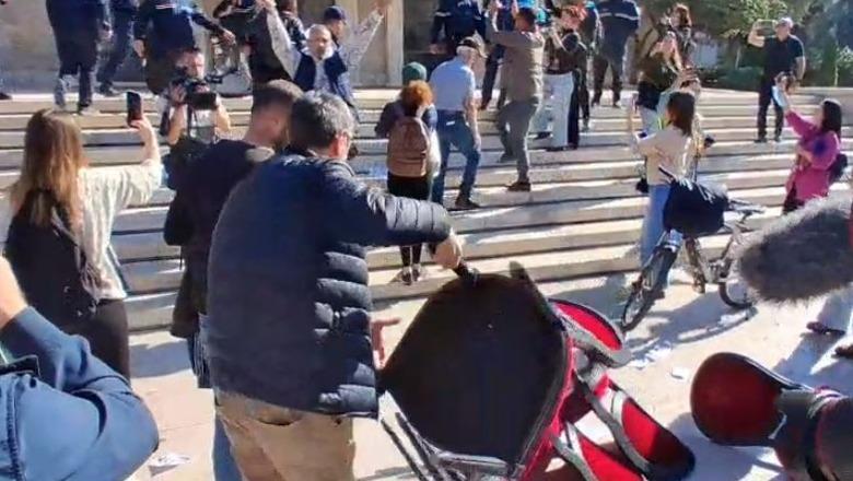 Pedagogët me protestuesit vijojnë marshimin, përmbysin karriget para Kryeministrisë