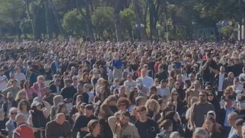 Protestuesit marshim te Kryeministria, drejtoresha për informim paraqet ftesën për dialog! Pedagogët e refuzojnë 
