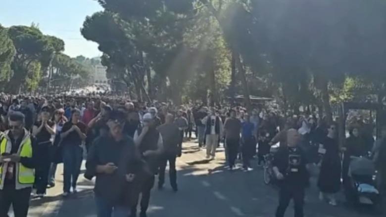 Protestuesit zhvendosen nga Kryeministria, pedagogët nuk marshojnë, largohen nga protesta 