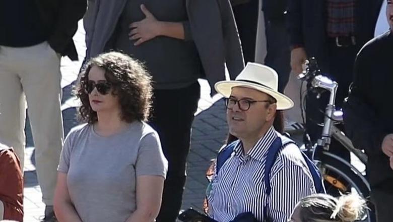 Protesta e pedagogëve apo e PD-së? Balla publikon foton e familjarëve të Berishës: Është partia dhe familja e Saliut
