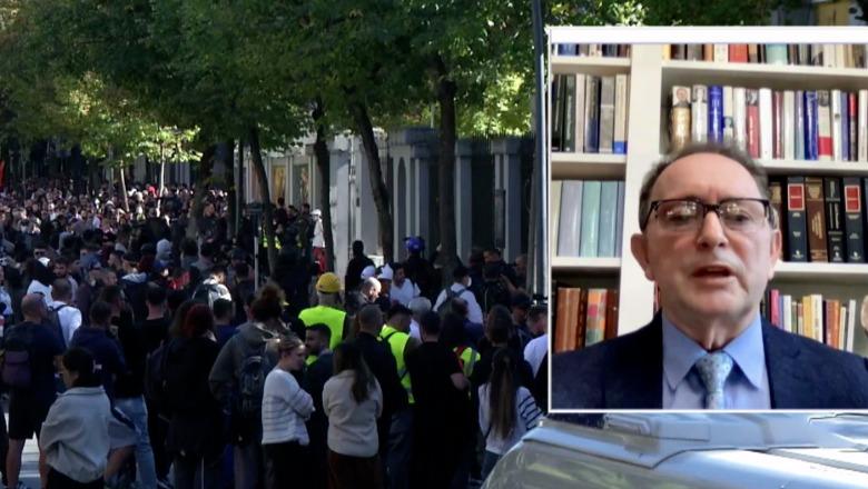 Protestat/ Zef Brozi thirrje për dialog: Edhe Azem Hajdari u takua me Ramiz Alinë, pushteti s’merret me dhunë! Ndahuni nga elementët terroristë, Berisha vrasës dhe zjarrvënës i Shqipërisë
