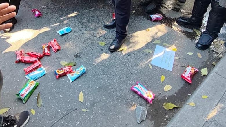 Qeveria shpërblen forcat e rendit me 2500 euro, protestuesit iu hedhin policëve kroasantë të paketuar! Pamje nga protesta tek Ministria e Arsimit (VIDEO)