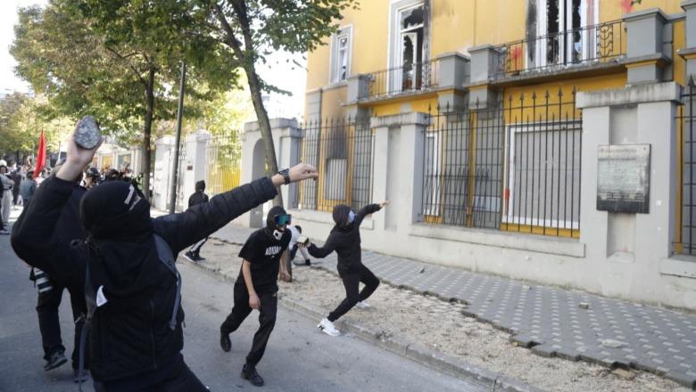 Protestat e dhunshme, dalin sot para gjykatës së Tiranës 58 prej protestuesve! Do të njihen me masën e sigurisë