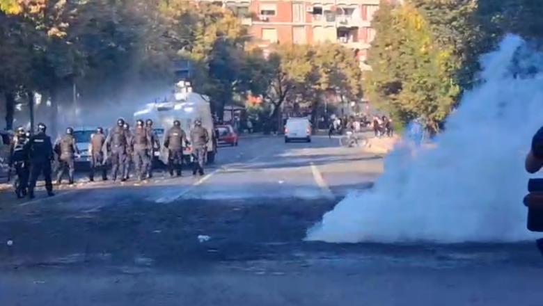 LIVE TV- Protestuesit gurë e fishekzjarrë në drejtim të efektivëve, policia përgjigjet me ujë e gaz! Marshojnë nëpër Tiranë