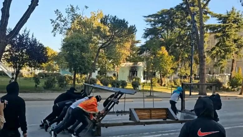 LIVE TV- Pas sulmit me gurë e fishekzjarrë te Ministria e Arsimit, protestuesit rikthehen në bulevard! Shkatërrojnë stacionin e urbanit dhe bllokojnë rrugën