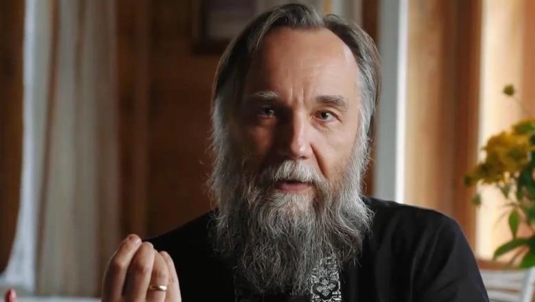 Ideologu i Putinit ‘ftesë’ për të braktisur integrimin: Shqiptarët dhe serbët të luftojnë bashkë kundër globalistëve të BE-së