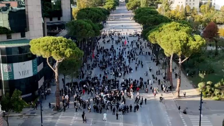 LIVE TV- Pas sulmit me gurë e fishekzjarrë te Ministria e Arsimit, protestuesit rikthehen në bulevard! Shkatërrojnë stacionin e urbanit dhe bllokojnë rrugën