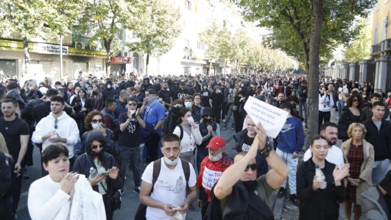 Komente në kafene, televizione, portale e rrjete sociale, por vetëm 0.3% në protesta