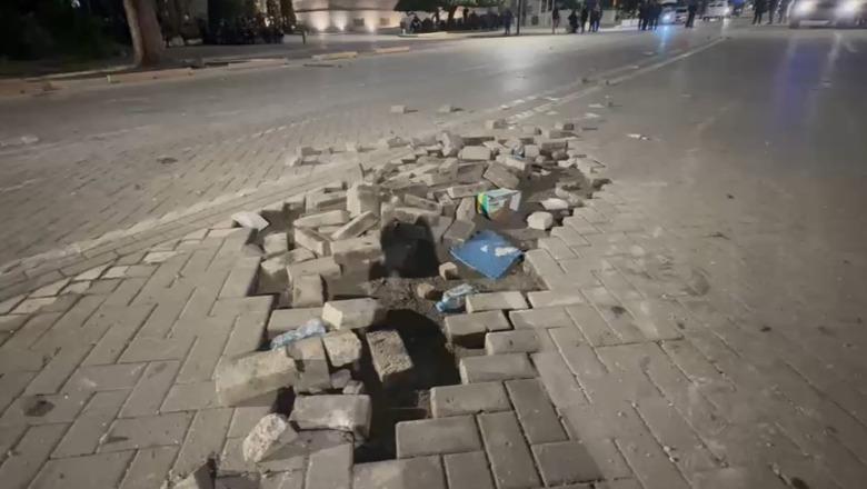 Pllaka të shkulura dhe gurë, dëmet në bulevardin 'Dëshmorët e Kombit' (VIDEO)
