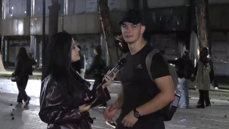 Pa maskë në fytyrë, protestuesi: Çunat janë shpërndarë, por do të mblidhemi prapë! Protesta vazhdon (VIDEO)