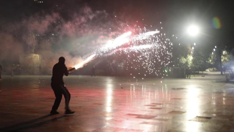 Tensione, gurë dhe gaz lotsjellës edhe në ditën e 8 të protestës, më pak përplasje të rënda e molotovë! ‘Betejë’ fishekzjarresh e uji te sheshi ‘Skënderbej’