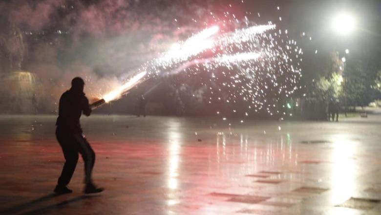 Protestat e dhunshme, dalin para Gjykatës së Tiranës 16 protestues! Do të njihen me masën e sigurisë